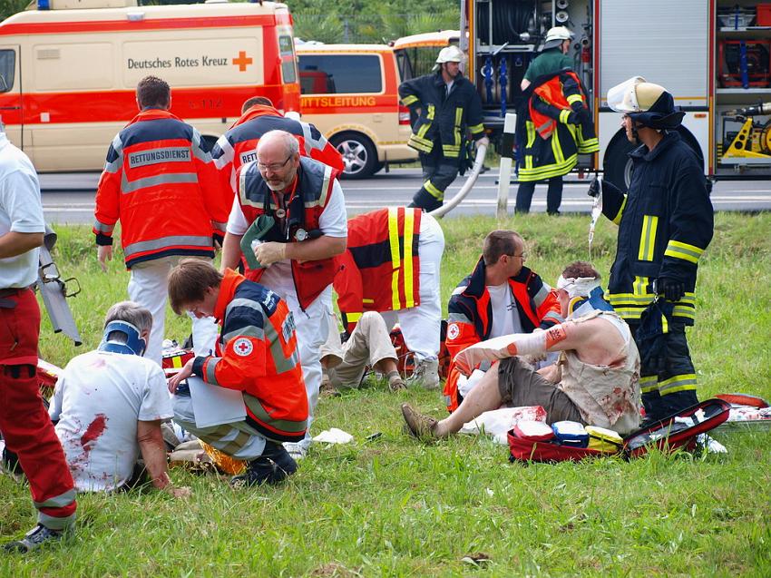 Schwerer Unfall mit Reisebus Lohmar Donrather Dreieck P045.JPG